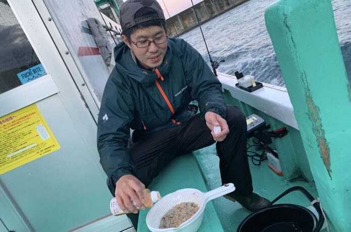 船カワハギ　エサ